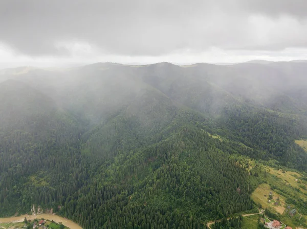 Зеленые Горы Украинских Карпат Упираются Облака Воздушный Беспилотник — стоковое фото