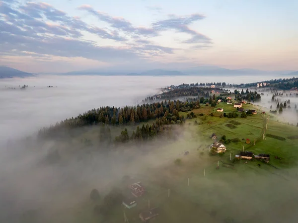 Горное Поселение Украинских Карпатах Утреннем Тумане Воздушный Беспилотник — стоковое фото