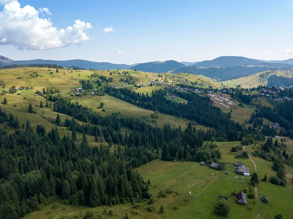 Grüne Berge Der Ukrainischen Karpaten Sommer Sonniger Tag Drohnenblick Aus — Stockfoto