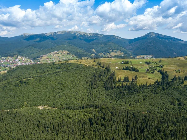 Grüne Berge Der Ukrainischen Karpaten Sommer Sonniger Tag Drohnenblick Aus — Stockfoto