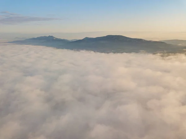 Vuelo Sobre Niebla Los Cárpatos Ucranianos Verano Montañas Horizonte Vista — Foto de Stock