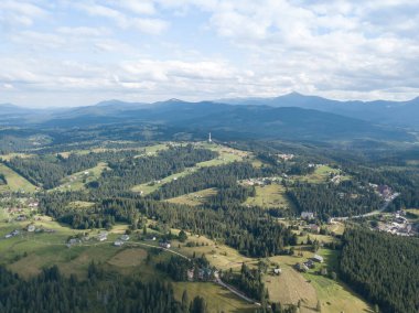 Yazın Ukrayna Karpatları 'nın yeşil dağları. Yamaçlarda kozalaklı ağaçlar. Hava aracı görünümü.