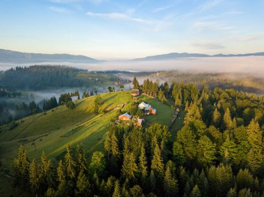 Sabah sisinde Ukrayna Karpatları 'na dağ yerleşimi. Hava aracı görünümü.