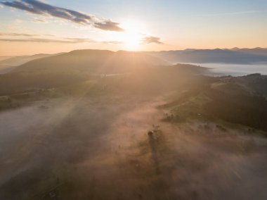 Ukrayna Karpatları 'nda sisin üstünde gün doğumu. Hava aracı görünümü.