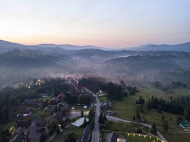 Bir yaz sabahı Ukrayna Karpatları dağları. Hava aracı görünümü.