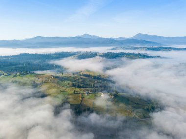 Ukrayna Karpatya dağlarında sabah sisi. Hava aracı görünümü.