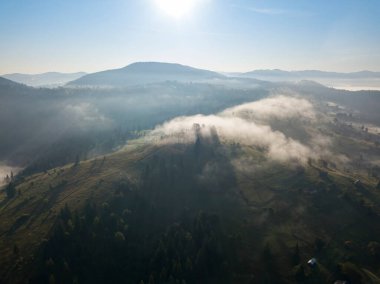 Sabah sisinde Ukrayna Karpatları 'nın yeşil dağları. Hava aracı görünümü.