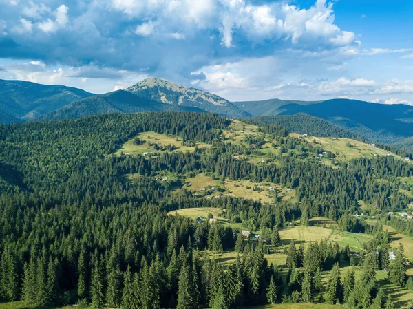 Montagnes Vertes Des Carpates Ukrainiennes Été Journée Ensoleillée Nuages Rares — Photo