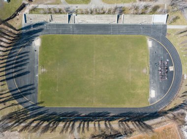Futbol sahası. Hava aracı üst görünümü.