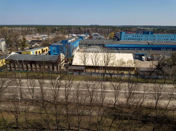 Terk edilmiş sanayi binası. Hava aracı görünümü.