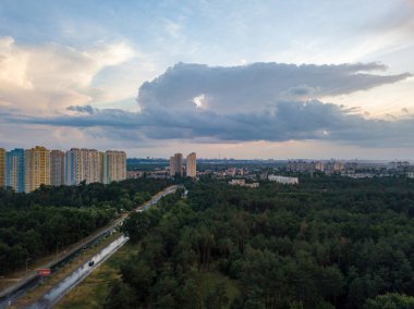 Kiev 'de günbatımı. Gökyüzünde yağmur bulutları. Hava aracı görünümü.