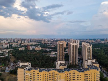 Kiev 'de günbatımı. Gökyüzünde yağmur bulutları. Hava aracı görünümü.