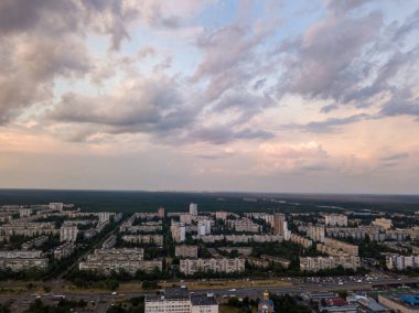 Kiev 'de günbatımı. Gökyüzünde yağmur bulutları. Hava aracı görünümü.
