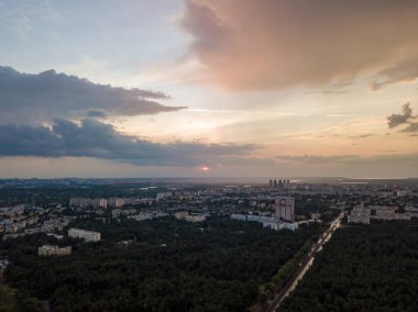 Kiev 'de günbatımı. Gökyüzünde yağmur bulutları. Hava aracı görünümü.