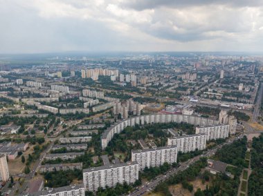 Kiev 'de günbatımı. Gökyüzünde yağmur bulutları. Hava aracı görünümü.