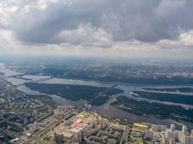 Kiev üzerinde yüksek uçuş. Bulutlu bir gün. Hava aracı görünümü.