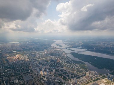 Kiev üzerinde yüksek uçuş. Bulutlu bir gün. Hava aracı görünümü.