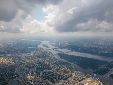 Kiev üzerinde yüksek uçuş. Bulutlu bir gün. Hava aracı görünümü.