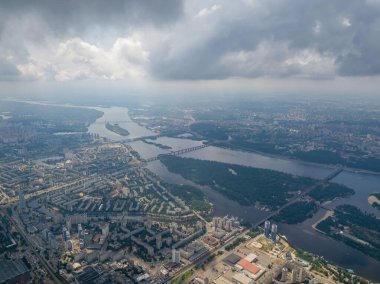 Kiev üzerinde yüksek uçuş. Bulutlu bir gün. Hava aracı görünümü.