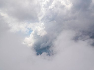 Bulutların üstünde uçmak. Hava aracı görünümü.