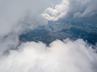 Kyiv şehri bulutların arasında. Bulutlu bir gün. Hava aracı görünümü.