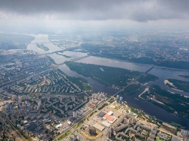 Kiev üzerinde yüksek uçuş. Bulutlu bir gün. Hava aracı görünümü.