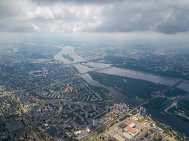 Kiev üzerinde yüksek uçuş. Bulutlu bir gün. Hava aracı görünümü.