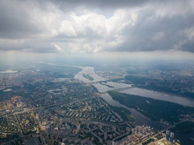 Kiev üzerinde yüksek uçuş. Bulutlu bir gün. Hava aracı görünümü.