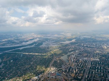 Kiev üzerinde yüksek uçuş. Bulutlu bir gün. Hava aracı görünümü.