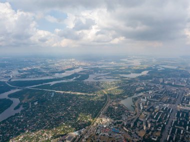 Kiev üzerinde yüksek uçuş. Bulutlu bir gün. Hava aracı görünümü.