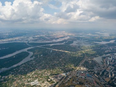 Kiev üzerinde yüksek uçuş. Bulutlu bir gün. Hava aracı görünümü.