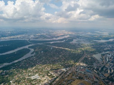 Kiev üzerinde yüksek uçuş. Bulutlu bir gün. Hava aracı görünümü.
