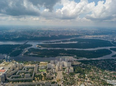 Kiev üzerinde yüksek uçuş. Bulutlu bir gün. Hava aracı görünümü.