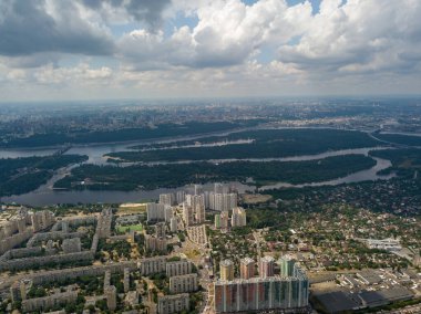 Kiev üzerinde yüksek uçuş. Bulutlu bir gün. Hava aracı görünümü.