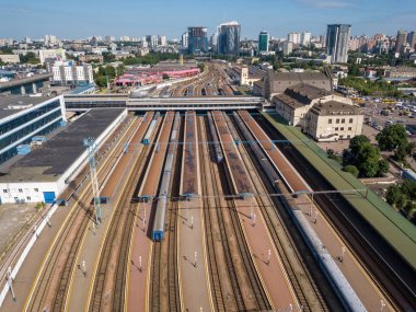 Şehirdeki tren istasyonunda. Hava aracı üst görünümü.