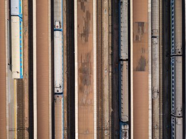Şehirdeki tren istasyonunda. Hava aracı üst görünümü.