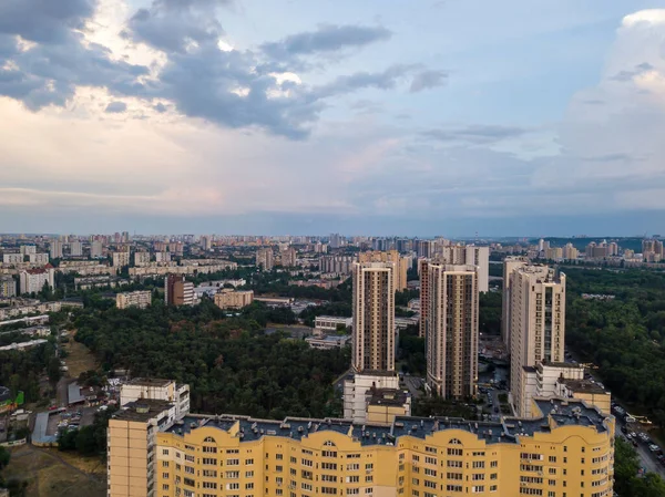 Kiev 'de günbatımı. Gökyüzünde yağmur bulutları. Hava aracı görünümü.