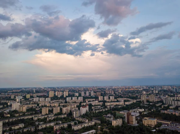 Kiev 'de günbatımı. Gökyüzünde yağmur bulutları. Hava aracı görünümü.
