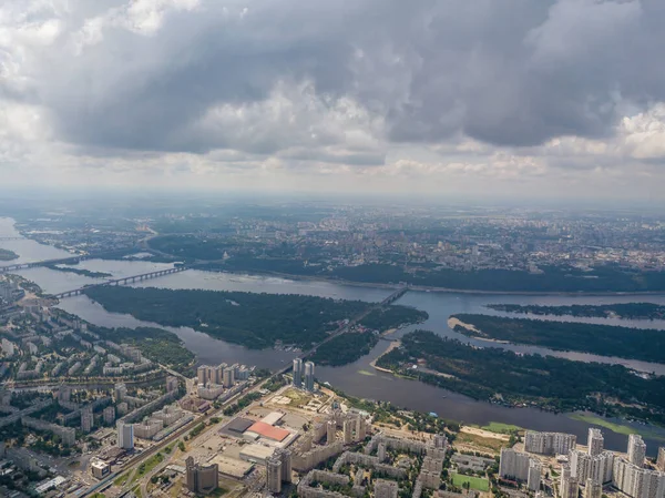 Kiev Üzerinde Yüksek Uçuş Bulutlu Bir Gün Hava Aracı Görünümü — Stok fotoğraf