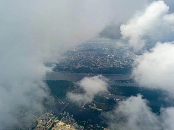 キエフ市の高い雲を介して 曇った日だ 空中ドローンビュー — ストック写真