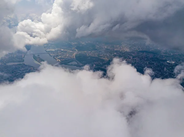 Città Kiev Attraverso Alte Nuvole Giornata Nuvolosa Vista Aerea Drone — Foto Stock