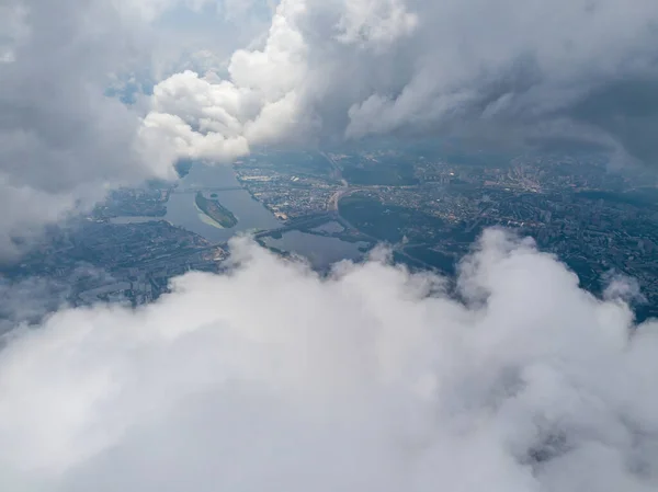 Město Kyjev Přes Vysoké Mraky Zataženo Zobrazení Leteckých Dronů — Stock fotografie