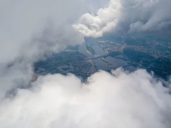 Città Kiev Attraverso Alte Nuvole Giornata Nuvolosa Vista Aerea Drone — Foto Stock