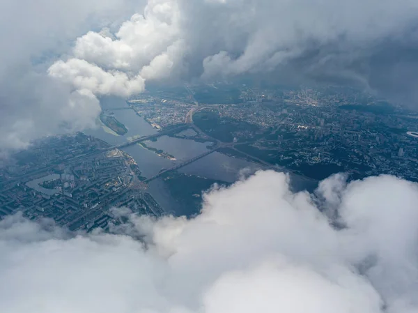 Kyiv Şehri Bulutların Arasında Bulutlu Bir Gün Hava Aracı Görünümü — Stok fotoğraf