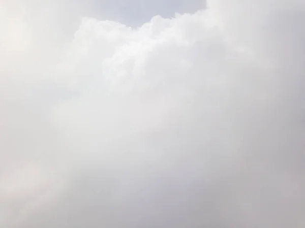 高高地在云中飞翔 空中无人驾驶飞机视图 — 图库照片