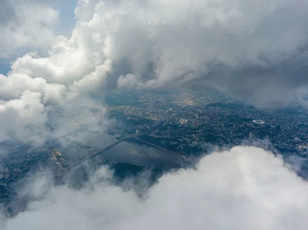 Ciudad Kiev Través Nubes Altas Día Nublado Vista Aérea Del —  Fotos de Stock