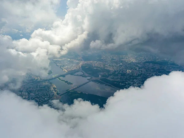 Město Kyjev Přes Vysoké Mraky Zataženo Zobrazení Leteckých Dronů — Stock fotografie