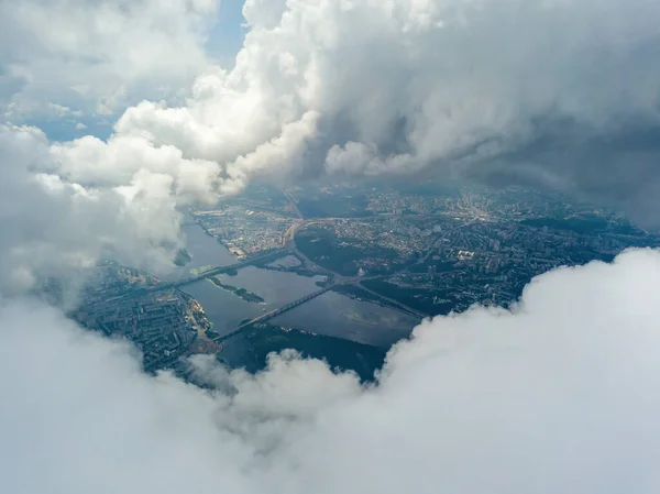 Ciudad Kiev Través Nubes Altas Día Nublado Vista Aérea Del —  Fotos de Stock