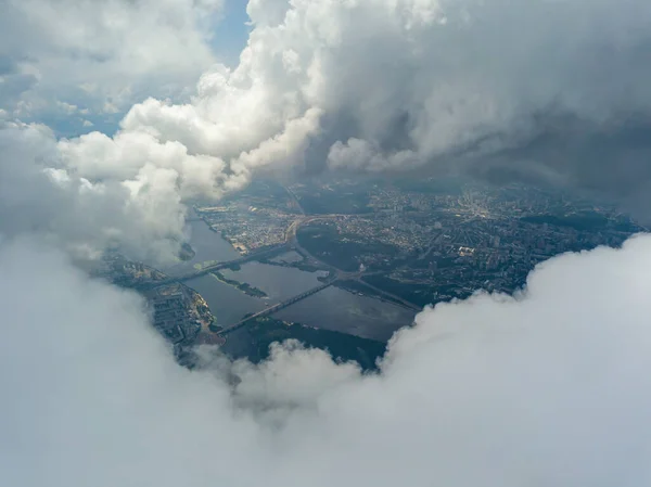 Město Kyjev Přes Vysoké Mraky Zataženo Zobrazení Leteckých Dronů — Stock fotografie