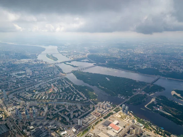 Kiev Üzerinde Yüksek Uçuş Bulutlu Bir Gün Hava Aracı Görünümü — Stok fotoğraf